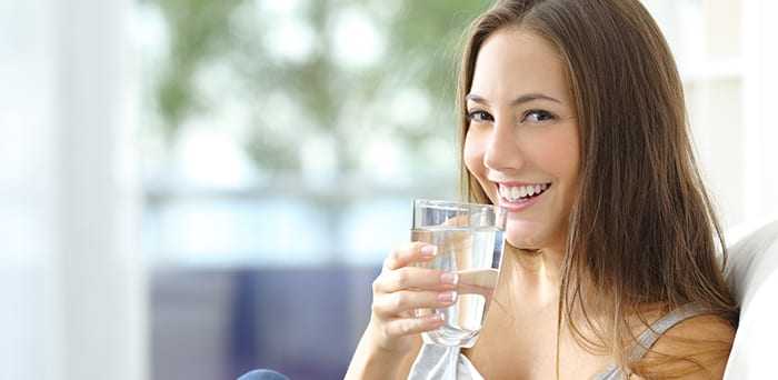 woman-drinking-glass-of-water